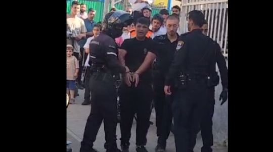 اعتقال فتى فلسطيني