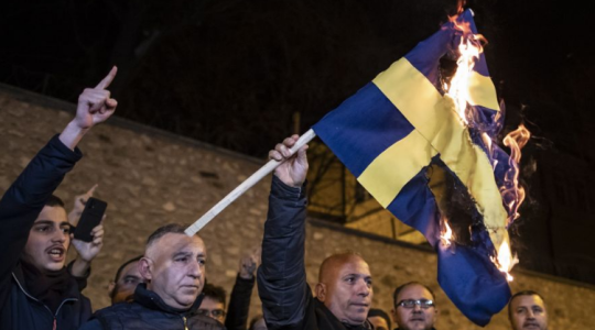 حرق علم السويد