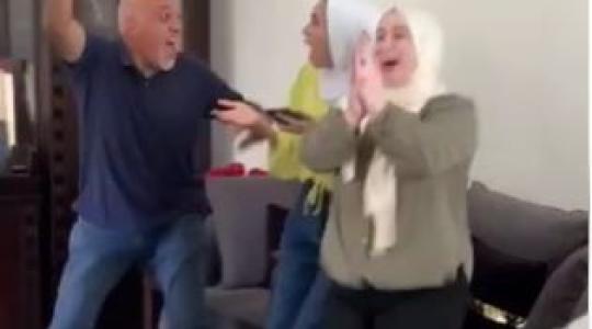 فرحة عارمة للطالبة ليندا أبو هربيد من غزة عقب حصولها على معدل 99.1 في التوجيهي