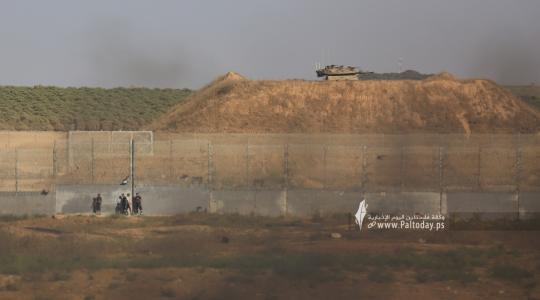 قوات الاحتلال تطلق قنابل الغاز تجاه عمال وزارة الاقتصاد شرق دير البلح