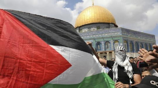 مقدسيون يرفعون اعلام فلسطين