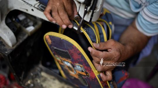 مصلحو الحقائب المدرسية...واجهة الفقراء في غزة مع قرب العام الدراسي