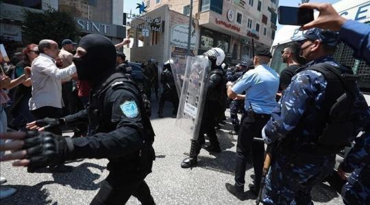 أفراد من أمن السُلطة يعتدون على المواطنين في الضفة الغربية