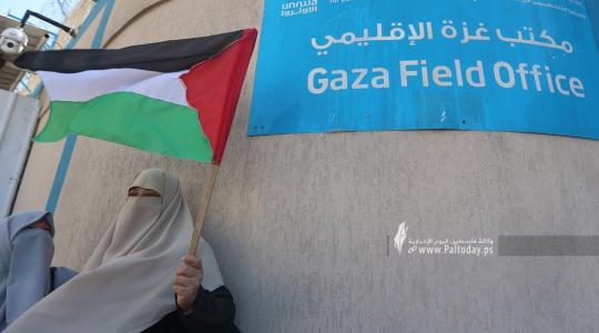 متضررو الحروب يرشقون مقر الأونروا في مدينة غزة بالبيض خلال وقفة احتجاجية بسبب عدم تعويضهم من قبل الوكالة (6).JPG