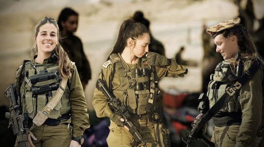 نساء إسرائيليات يحملن سلاح