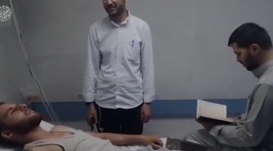 مريض يسمع القراءن وهو على سرير المرض.PNG