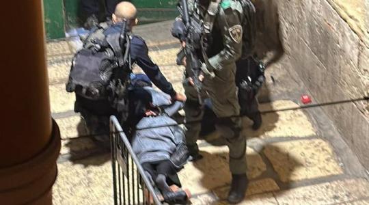 الاحتلال يعتقل فتاة فلسطينية بعد إطلاق النار عليها قرب المسجد الأقصى