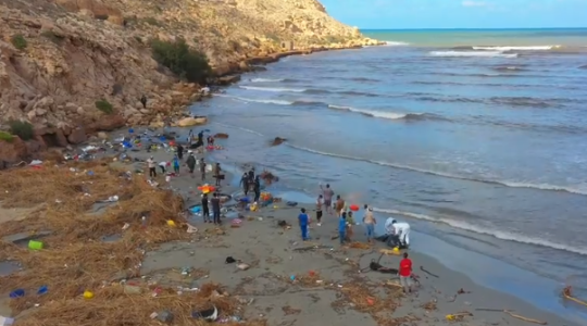 جثث على شاطئ بحر درنة.PNG