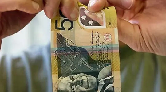 ما حقيقة إصدار عملية بلاستيكية مصرية؟