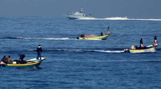 زورق اسرائيلي حربي يعتدي على مراكب الصيادين في بحر غزة- ارشيف
