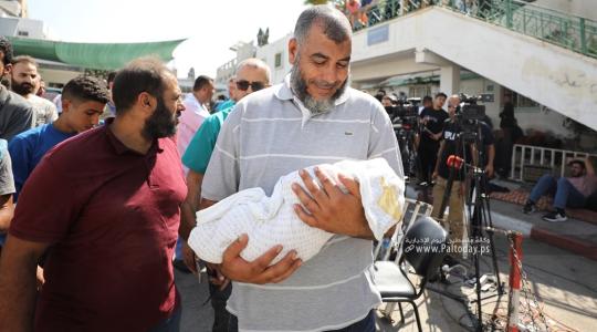 الطفل فايز يوسف  الكفارنة بعد استهداف منزلهم شمال القطاع من طيران الاحتلال  فى سادس يوم من العدوان (3).JPG