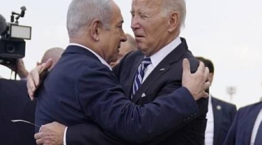 رئيس حكومة الإحتلال الإسرائيلي بنيامين نتنياهو يحضن الرئيس الأميركي جو بايدن