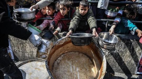 أطفال يريدون الحصول على طعام في غزة