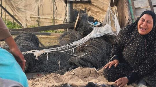 مشهد مأساوي.. أم تبكي ابنها الذي قتله الاحتلال بوحشية غرب مدينة رفح