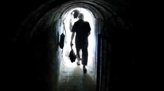 صورة للحظات نزول القائد السنوار للنفق حسب الاعلام العبري.jfif