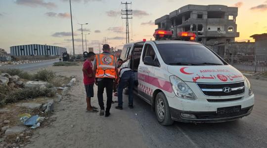 لحظة نقل الدفاع المدني الاصابات جراء  استهداف بركس في مخيم النصيرات