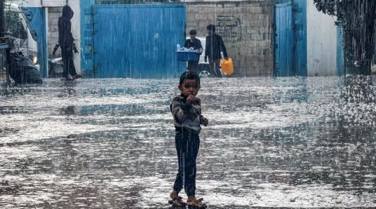 نازح في فصل الشتاء بغزة