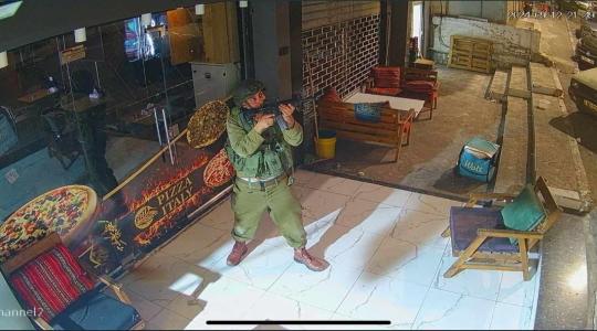 جندي من جيش الاحتلال الاسرائيلي يطلق النار في بلدة الظاهرية بالخليل