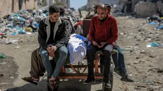 جثمان شهيد تحمله عربة يجرها حيوان