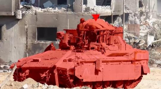 لحظة قنص المقاومة جندي اسرائيلي على متن دبابة في قطاع غزة