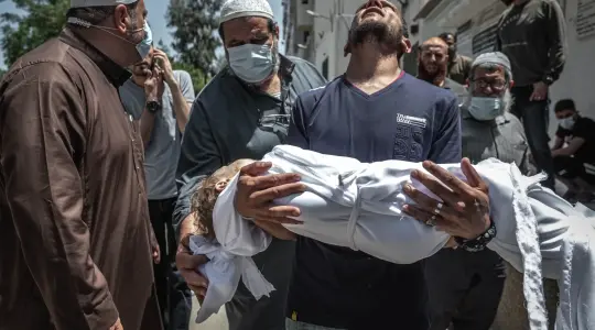 والد يودع ابنه الشهيد إلى مثواه الأخير