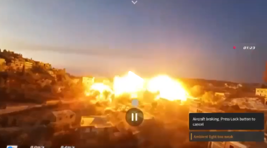 لحظة تفجير جيش الاحتلال الاسرائيلي منازل في جنوب لبنان