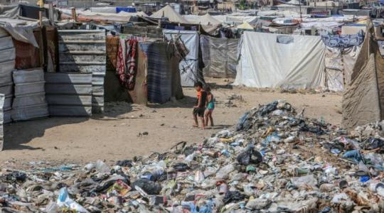 القمامة بجانب خيام النازحين