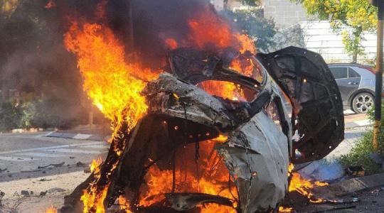 احتراق سيارة في كرمئيل جراء سقوط صاروخ لحزب الله
