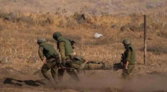 جنود من جيش الاحتلال الاسرائيلي ينقلون مصابًا (أرشيفية)