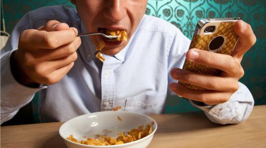 استخدام هاتف أثناء تناول الطعام