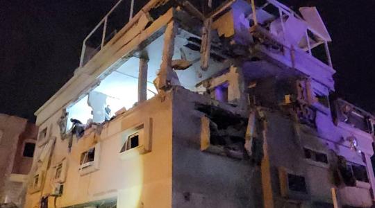 صورة لبناية زعم العدو أصابتها بصاروخ لحزب الله في الطيرة وسط الكيان