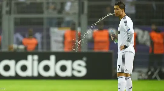 كريستيانو رونالدو يبصق في الملعب