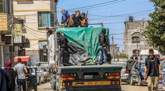 مسلحون يقومون بتأمين المساعدات خوفاً من سرقتها جنوب القطاع