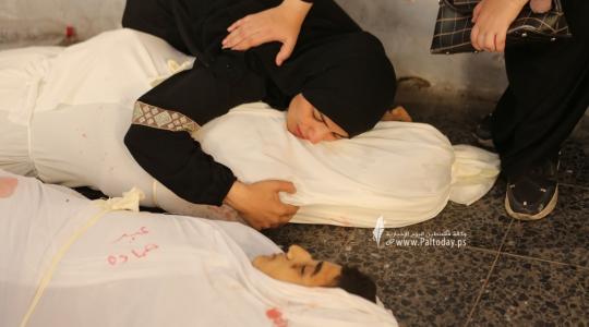 والدة تودع ابنها الشهيد الذي ارتقى بغارة "إسرائيلية" على غزة (ارشيفية)