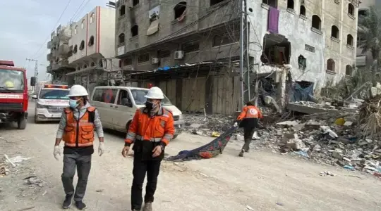عناصر من الدفاع المدني بغزة