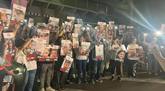 جانب من تظاهرة لعائلات الأسرى الإسرائيليين لدى المقاومة بغزة