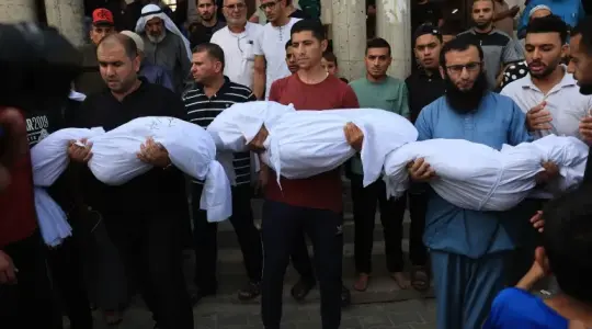 صورة ارشيفية لتشييع عدد من الشهداء في غزة