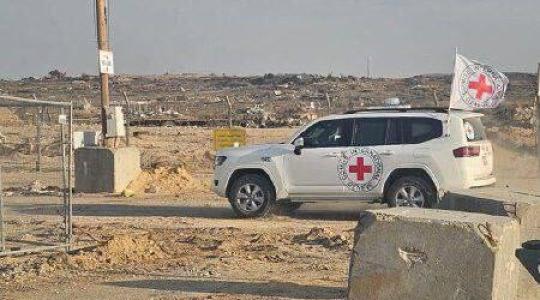 صورة لحاجز نتساريم وقافلة الصليب الأحمر التي نقلت الأسرى الإسرائيليين