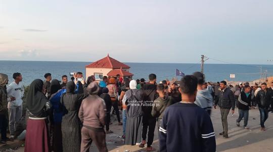 جانب من تجمهر المواطنين على تبة النويري قرب محور نتساريم