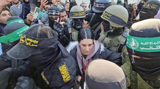 الأسيرة الإسرائيلية أربيل يهود خلال تسليمها قرب منزل الشهيد يحيى السنوار