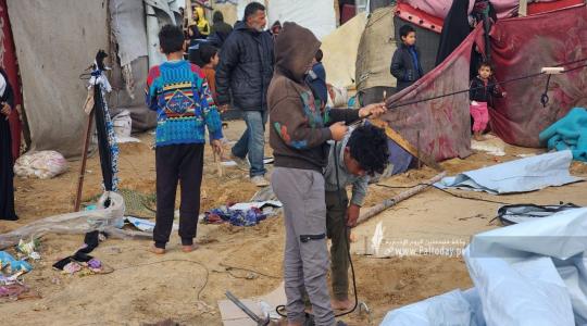 ‏‏تضرر خيام النازحين في منطقة مواصي خان يونس بفعل المنخفض (6) - نسخة