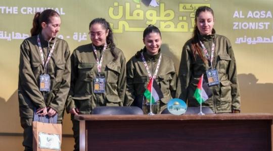 الأسيرات الإسرائيليات المجندات خلال تسليمهم للصليب الأحمر بصفقة التبادل