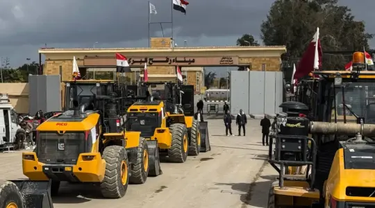 جانب من انتظار جرافات على الجانب المصري لمعبر رفح للدخول لغزة