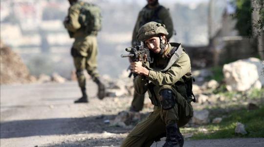 جندي إسرائيلي خلال اطلاقه النار على فلسطينيين بالضفة