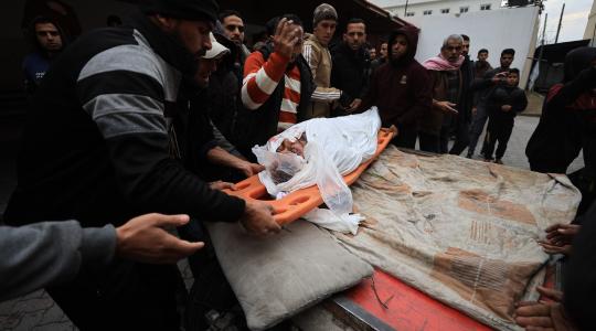 صور وداع شهيدين من عائلة أسليم ف المشفى الاهلى العربى بعد استهدافهم من طيران الاستطلاع شرق حى الشجاعية (8).JPG