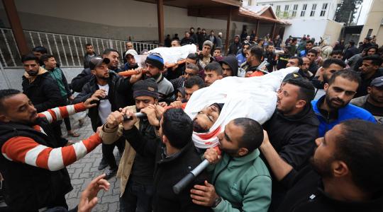صور وداع شهيدين من عائلة أسليم ف المشفى الاهلى العربى بعد استهدافهم من طيران الاستطلاع شرق حى الشجاعية (13).JPG