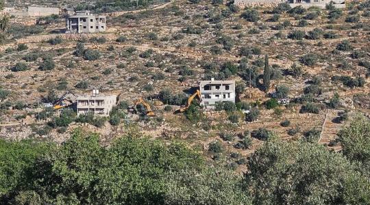 جرافة الاحتلال تهدم منازل للمواطنين في الضفة