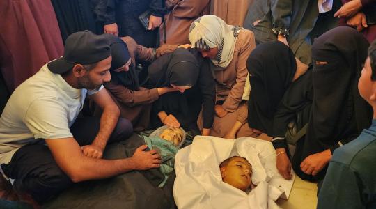 وداع مؤلم خلال تشييع ٧ شهداء بينهم ٤ أطفال في خانيونس (10).jpeg