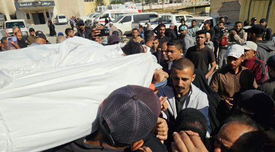 وداع مؤلم وبكاء خلال تشييع شهداء خانيونس (1).jpeg