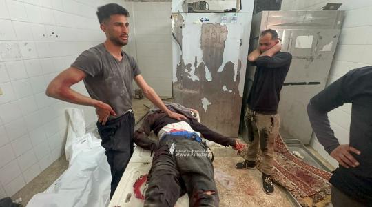 وصول الشهيد عبد الله بركة إثر قصف مدفعي شرق المغازي وسط قطاع غزة (6).jpeg